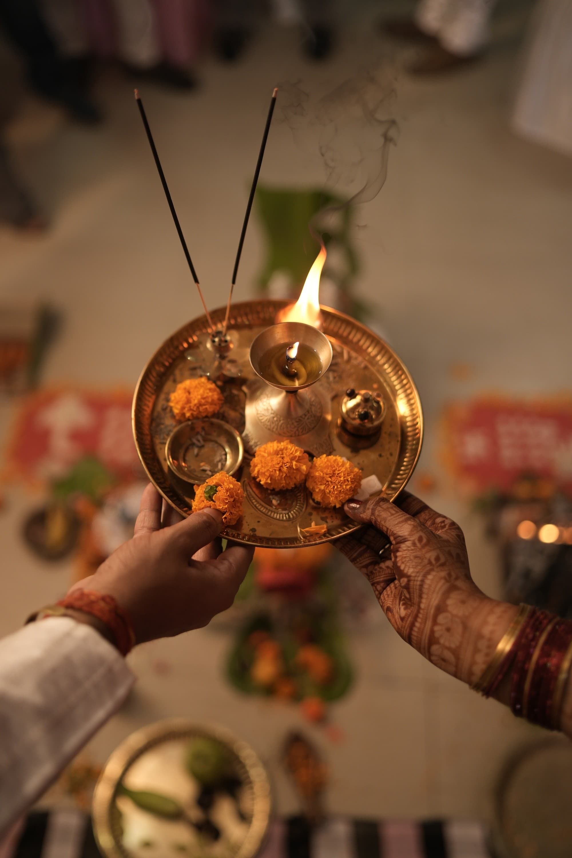 टीका माथे पर नहीं, कलाई पर! ये बॉलीवुड स्टार कौन? 📿