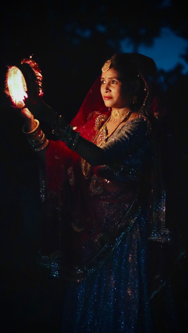 करवा चौथ 2026: इस बार गुरुवार 29 अक्टूबर! चांद कब निकलेगा? 🌙